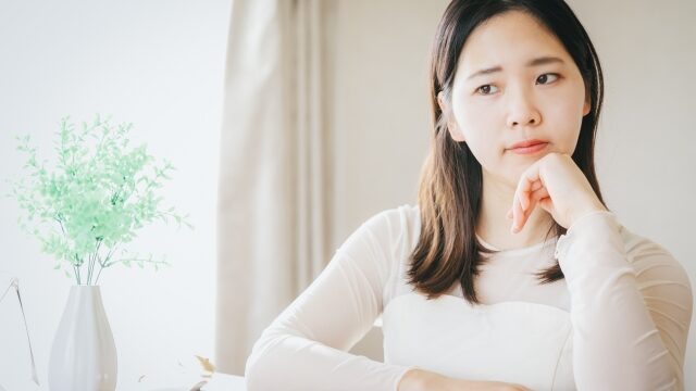 悩んでいる女性