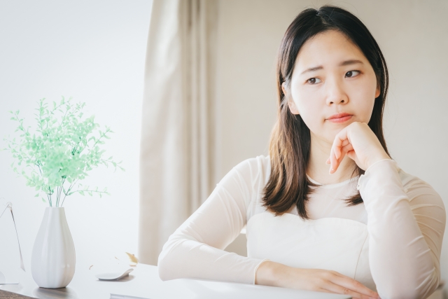 悩んでいる女性