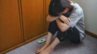 悩む女性
