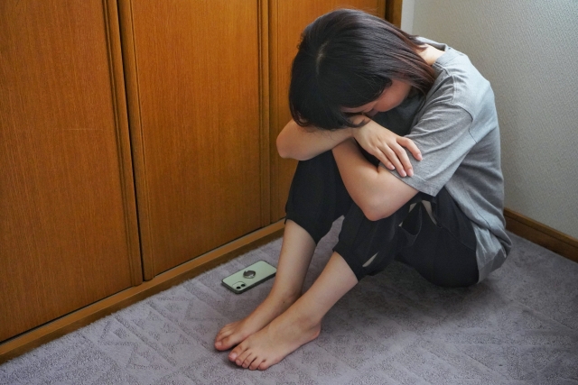 悩む女性