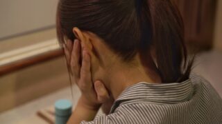 悩む女性