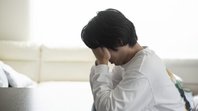 悩む男性