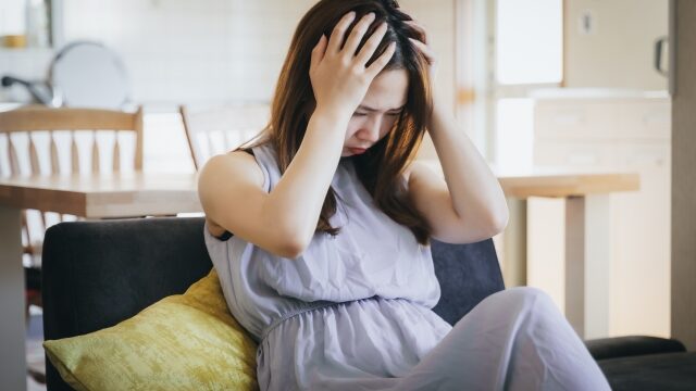 悩む女性