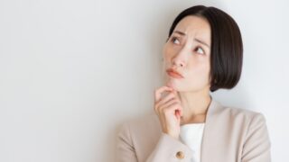 悩む女性