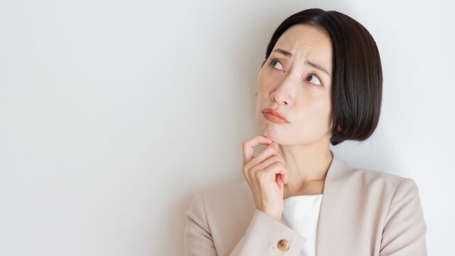 悩む女性