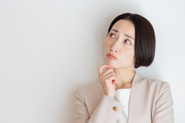 悩む女性