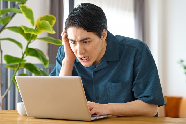 悩む男性