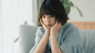 悩む女性