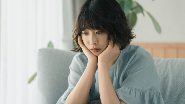 悩む女性