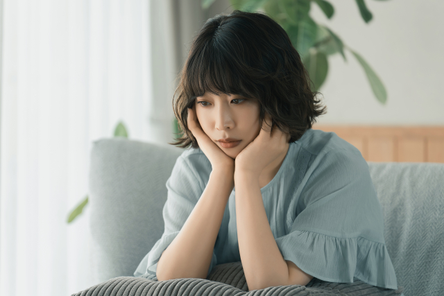 悩む女性